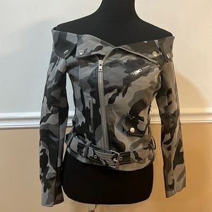 Denim 4 Us camouflage Gray/black off the shoulder jacket. Size small